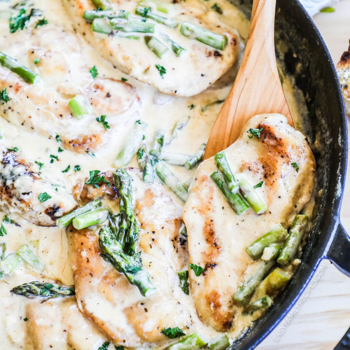 Easy One-Skillet Creamy Chicken & Asparagus: Family Favorite Dinner